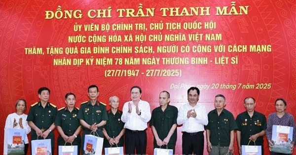 Der Vorsitzende der Nationalversammlung, Tran Thanh Man, würdigt die heldenhaften Märtyrer und verdienstvollen Menschen in der Provinz Thai Nguyen