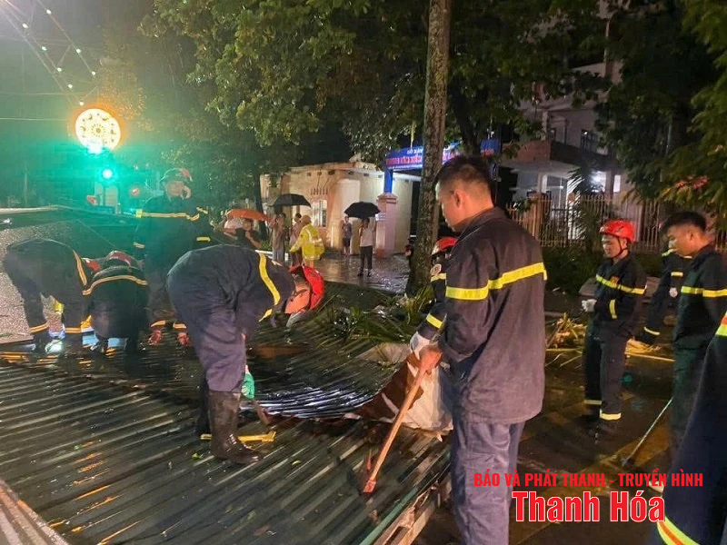 Ảnh hưởng bão số 3 (Wipha), mưa gió giật mạnh, hàng loạt cây xanh gãy đổ