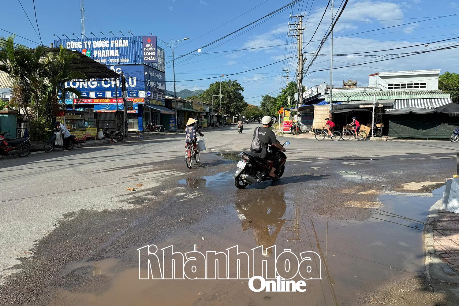 Tại ngã ba Tỉnh lộ 8 giao với đường Hà Huy Tập (thuộc xã Diên Điền), hệ thống thoát nước bị vùi lấp, mặt đường bong tróc, đọng nước.
