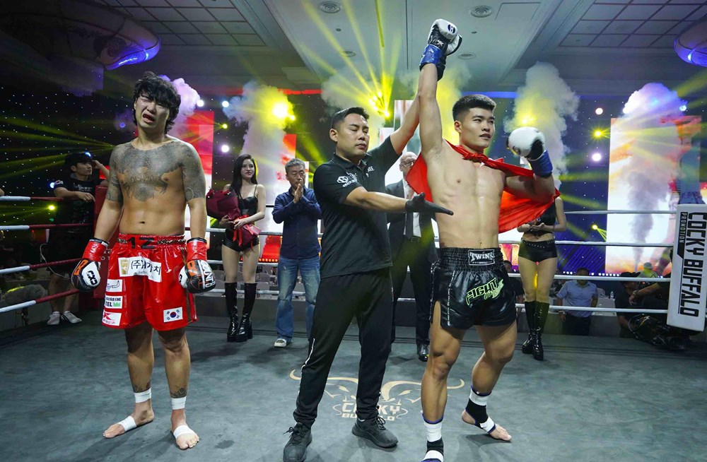 Two Vietnamese boxers won at the Kickboxing & Muay Thai martial arts event - Hotram Clash
