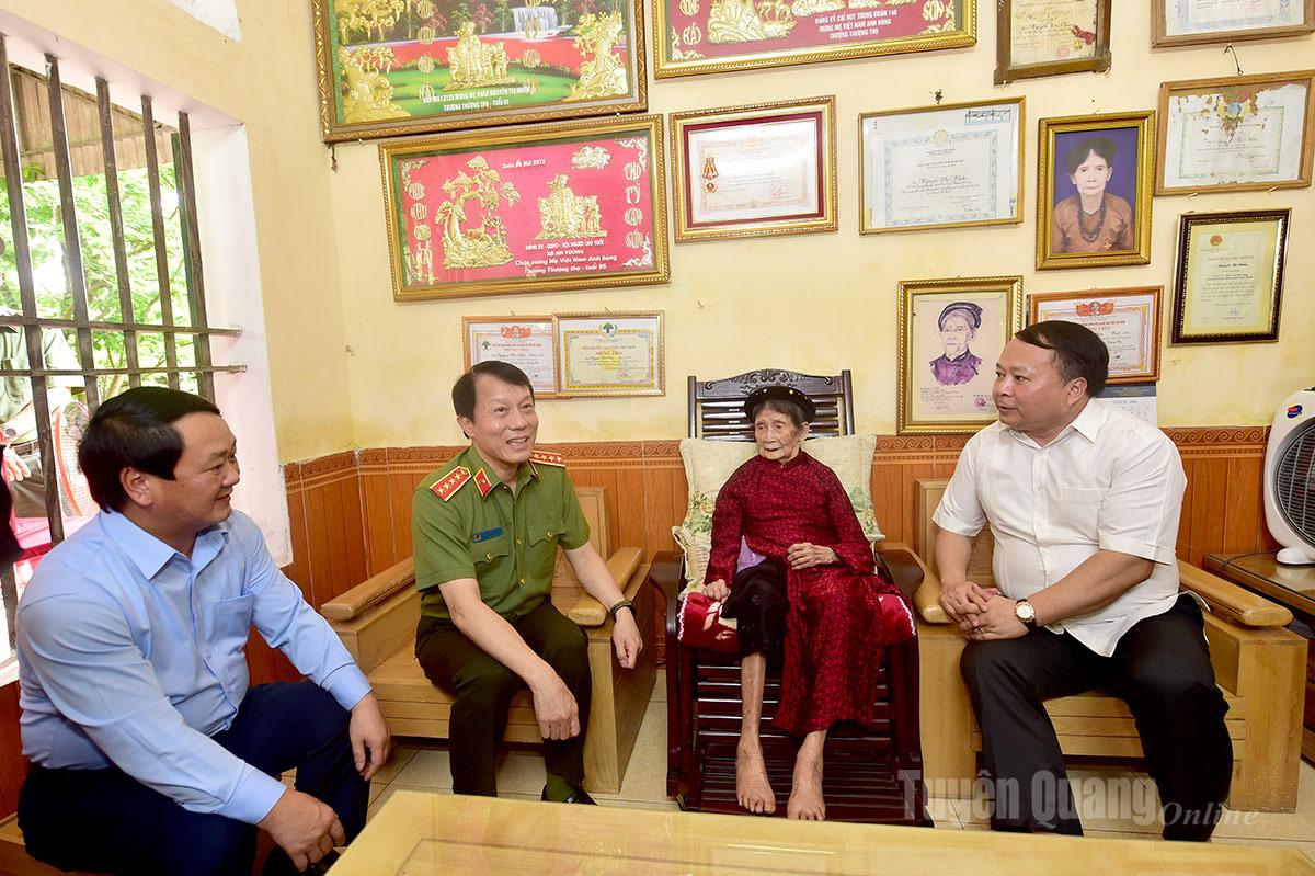 Bộ trưởng Bộ Công an Lương Tam Quang và các đồng chí lãnh đạo tỉnh nói chuyện với Mẹ Việt Nam Anh hùng Nguyễn Thị Nhớn.