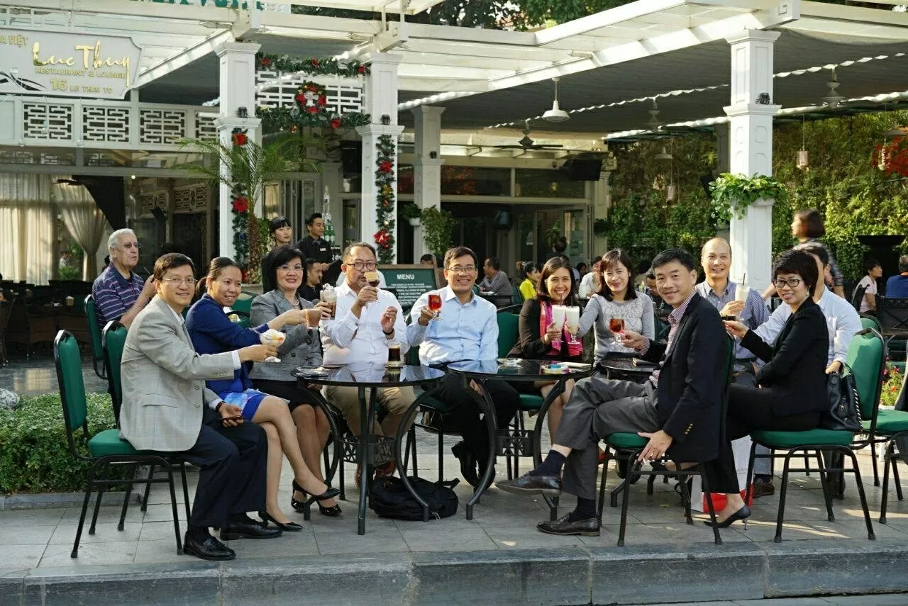 Đại sứ Nguyệt Nga với Giám đốc APEC