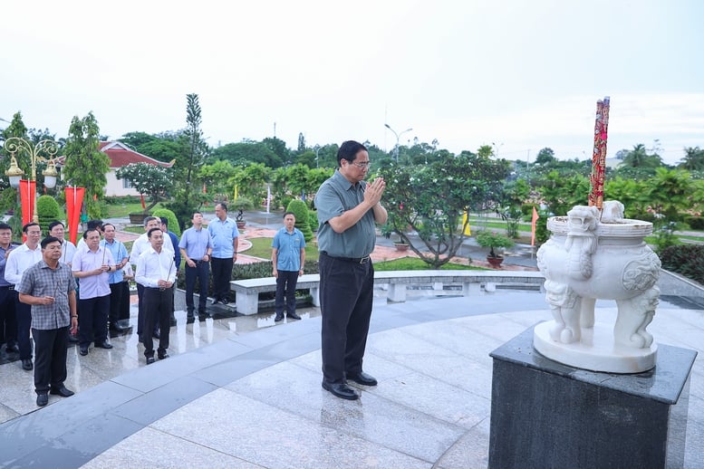 Thủ tướng tưởng niệm, tri ân các anh hùng liệt sĩ, người có công tại tỉnh An Giang- Ảnh 1.