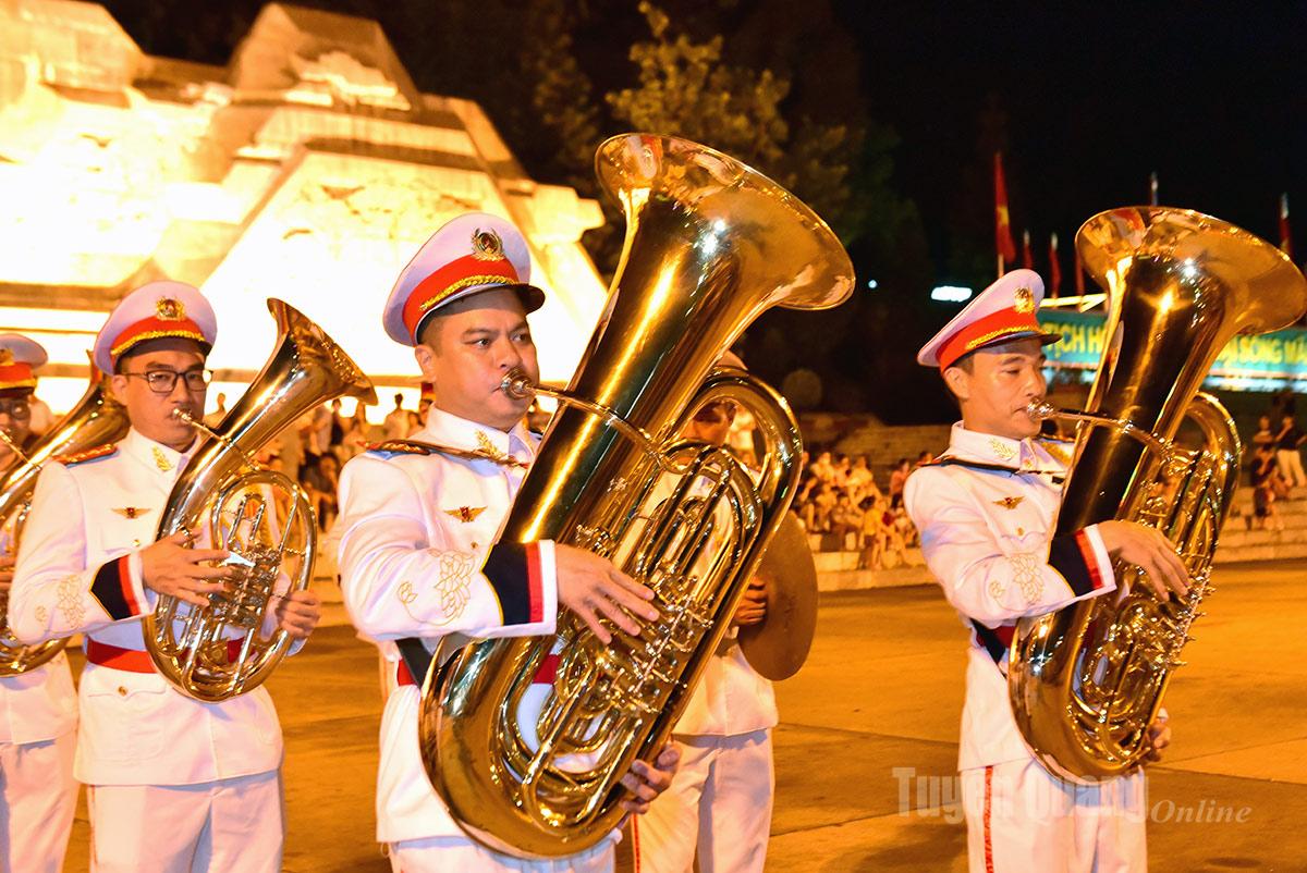 ត្រែ​ដ៏​ធំ​បាន​ធ្វើ​ឱ្យ​មានការ​ចាប់អារម្មណ៍​យ៉ាង​ខ្លាំង​ចំពោះ​ទស្សនិកជន ។