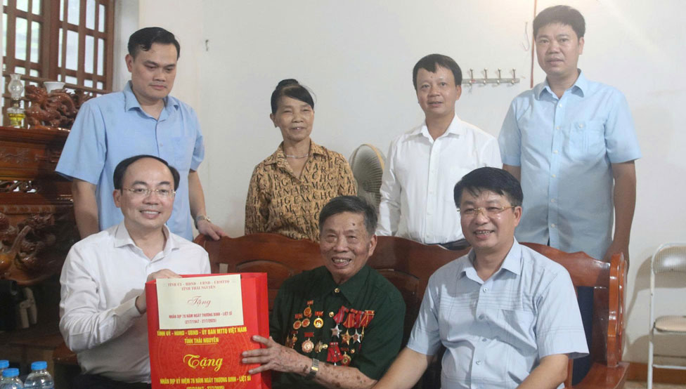 ថ្នាក់ដឹកនាំខេត្ត Thai Nguyen បានអញ្ជើញទៅសាកសួរសុខទុក្ខ និងជូនអំណោយដល់គ្រួសារគោលនយោបាយនៅឃុំ Quang Son