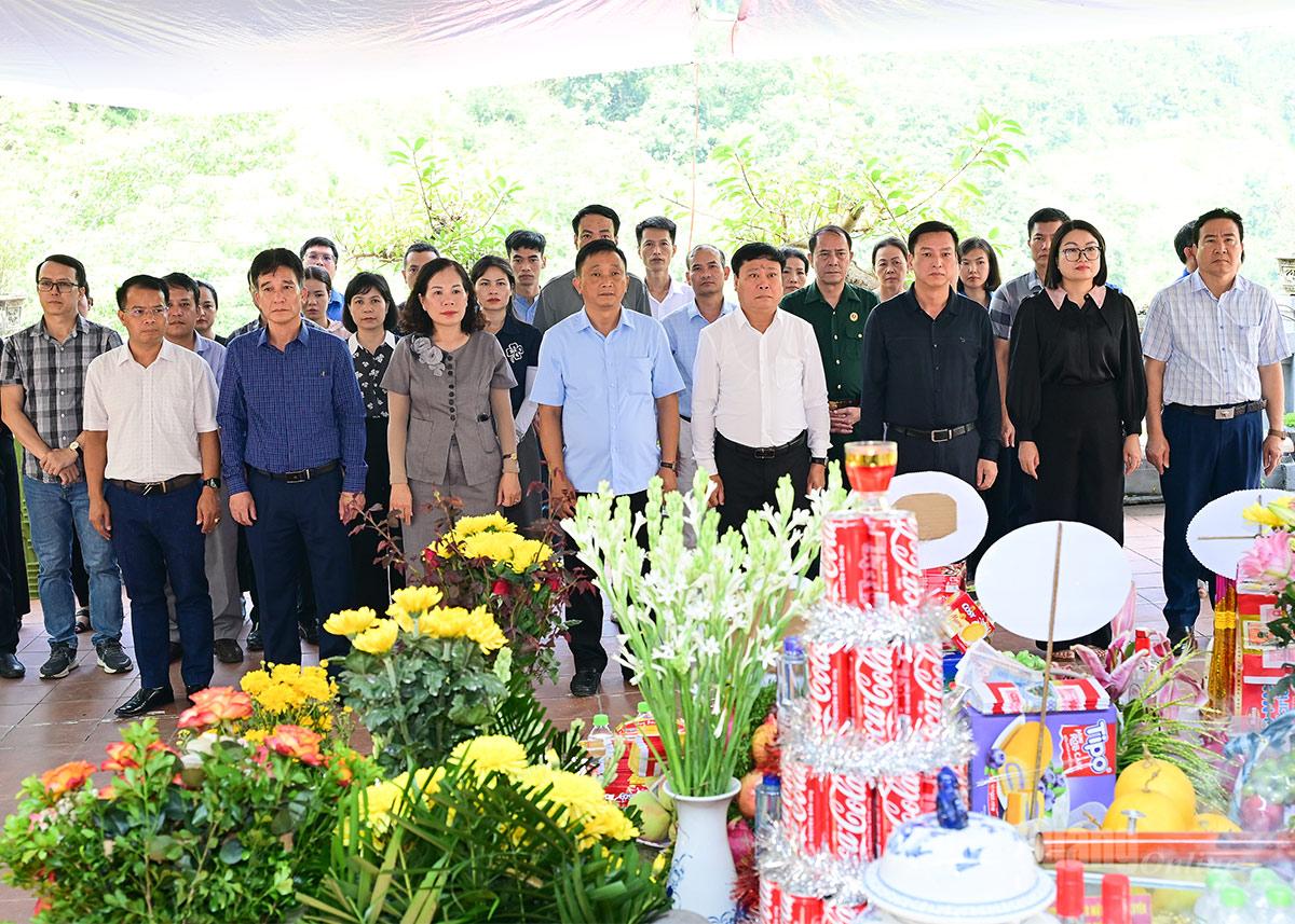 កាសែត វិទ្យុ និងទូរទស្សន៍ Tuyen Quang អុជធូបរំលឹកវិញ្ញាណក្ខន្ធវីរជននៅទីបញ្ចុះសព Vi Xuyen National Martyrs