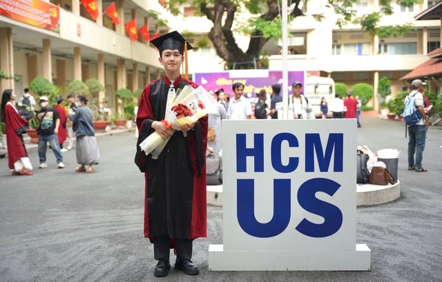 Nam sinh tốt nghiệp xuất sắc ngành AI, ‘ẵm’ việc lương cao ngay từ năm tư - Ảnh 1.