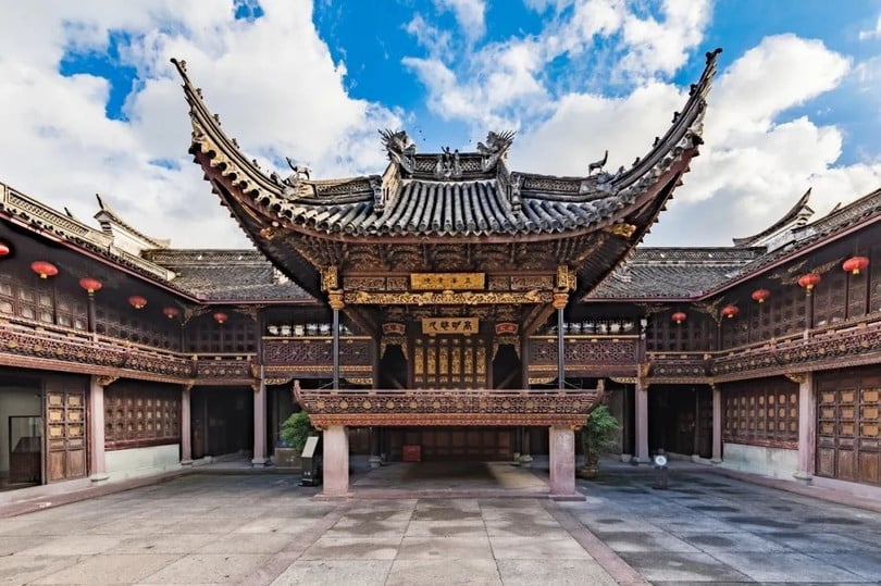 Thiên Nhất Các: Thiên Nhất Các được thành lập vào thời nhà Minh năm 1561 tại Chiết Giang, Trung Quốc, với diện tích lên đến 26.000 m2, bởi Phạm Khâm, một viên quan triều đình say mê sách cổ quý hiếm. Ông đã sưu tầm được hơn 70.000 tập các loại sách cổ từ biên niên sử địa phương, sách chính trị, hồ sơ kiểm tra triều đình cho đến tuyển tập các bài thơ và văn. Ban đầu, thư viện của Phạm Khâm được đặt tên là Đông Minh Thảo Đường. Sau khi từ chức trở về nhà, bộ sưu tập sách của ông càng ngày càng nhiều, Phạm Khâm xây nên một thư viện mới là và đặt tên là Tàng Thư Các. Ảnh: Unwtonews.