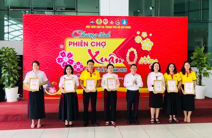 700 người có hoàn cảnh khó khăn đi "chợ Tết" sớm tại Học viện Cán bộ TP HCM- Ảnh 1.