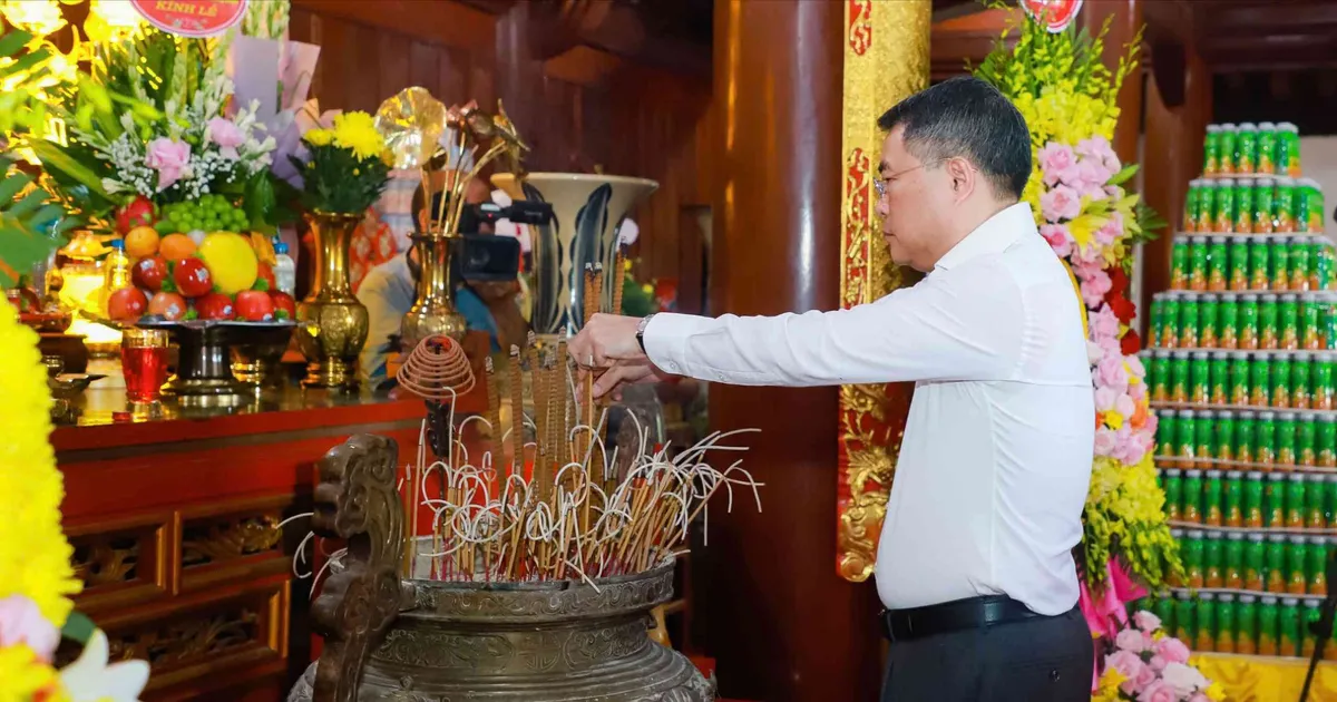Trưởng Ban Tổ chức Trung ương Lê Minh Hưng tưởng niệm các Anh hùng liệt sĩ tại Nghệ An