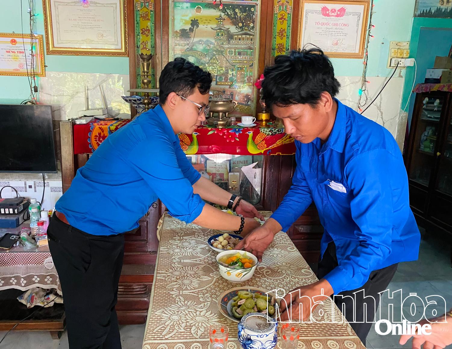 Đoàn phường Ninh Chử quét dọn, tổ chức bữa cơm tri ân tại gia đình Mẹ Việt Nam anh hùng Nguyễn Thị Sành và liệt sĩ Nguyễn Mọi.