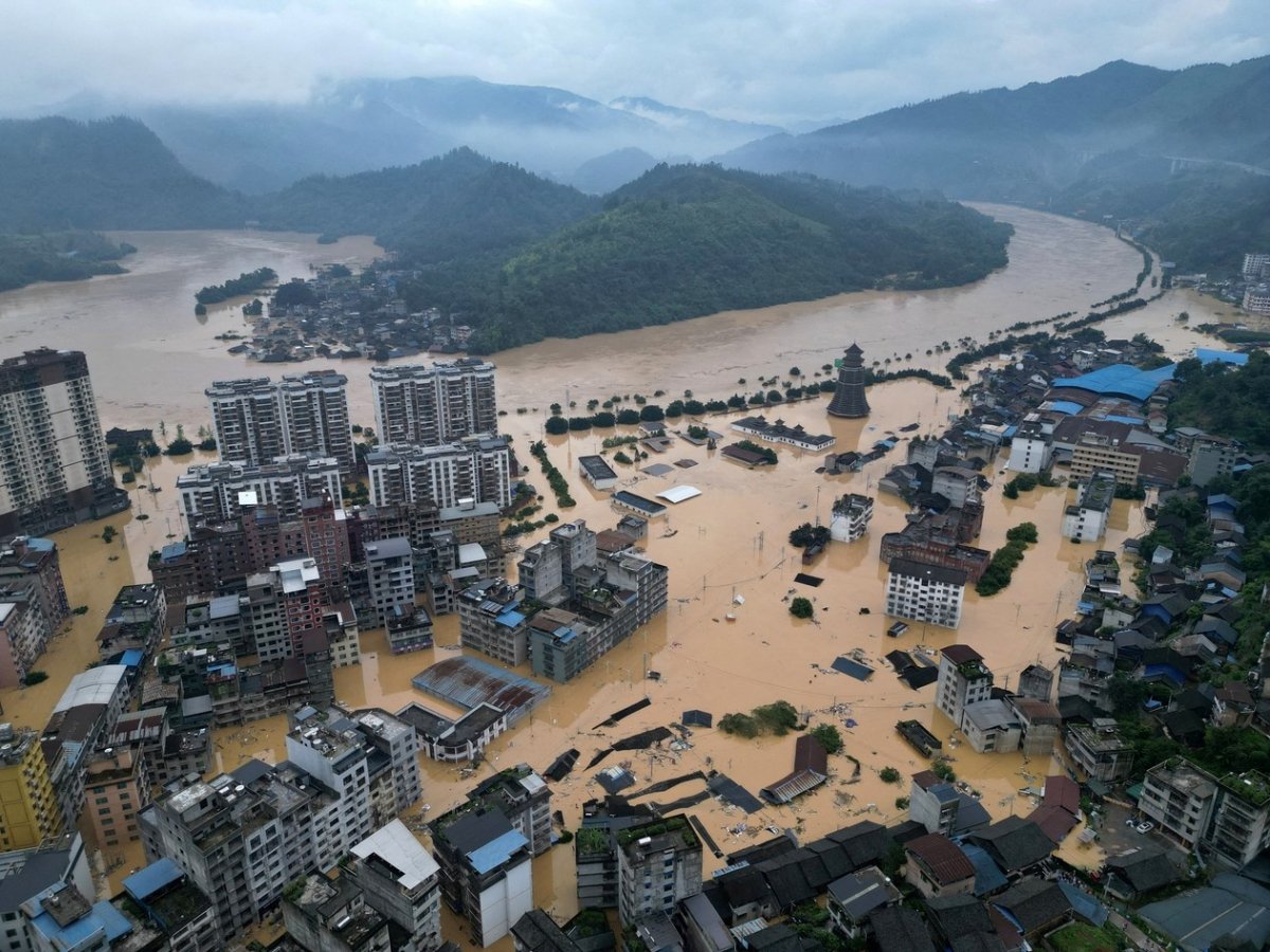 Mưa lũ lịch sử đang tấn công Hàn Quốc. Ảnh: Reuters