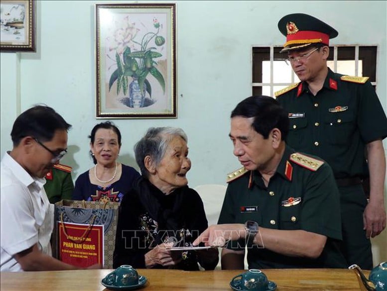 Đoàn công tác của Trung ương thăm gia đình chính sách, người có công với cách mạng tại Hà Tĩnh, Đắk Lắk- Ảnh 7.