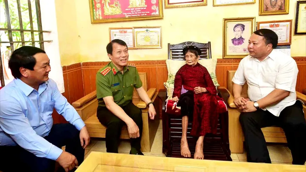 Dâng hương tưởng niệm, tri ân các Anh hùng liệt sĩ Công an nhân dân