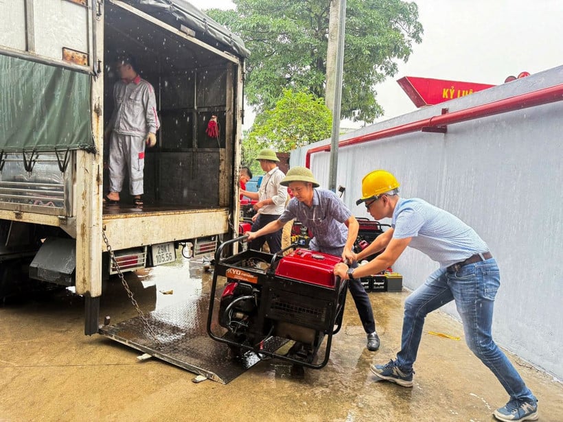 Técnicos de Viettel en Hai Phong transportan generadores a las centrales. (Foto: DUC THO)