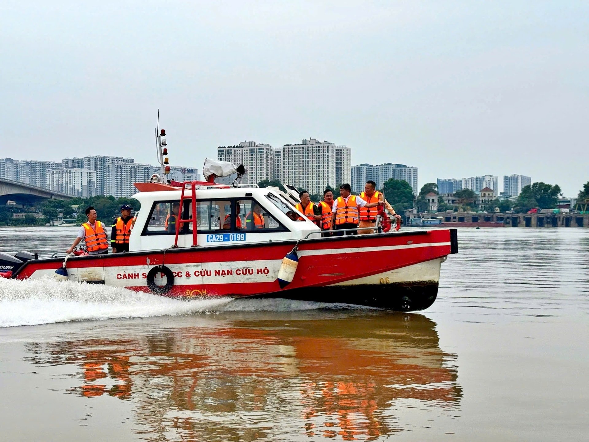 doan-lien-nganh-kiem-tra-cong-tac-phong-chong-bao-tren-song-hong..jpg