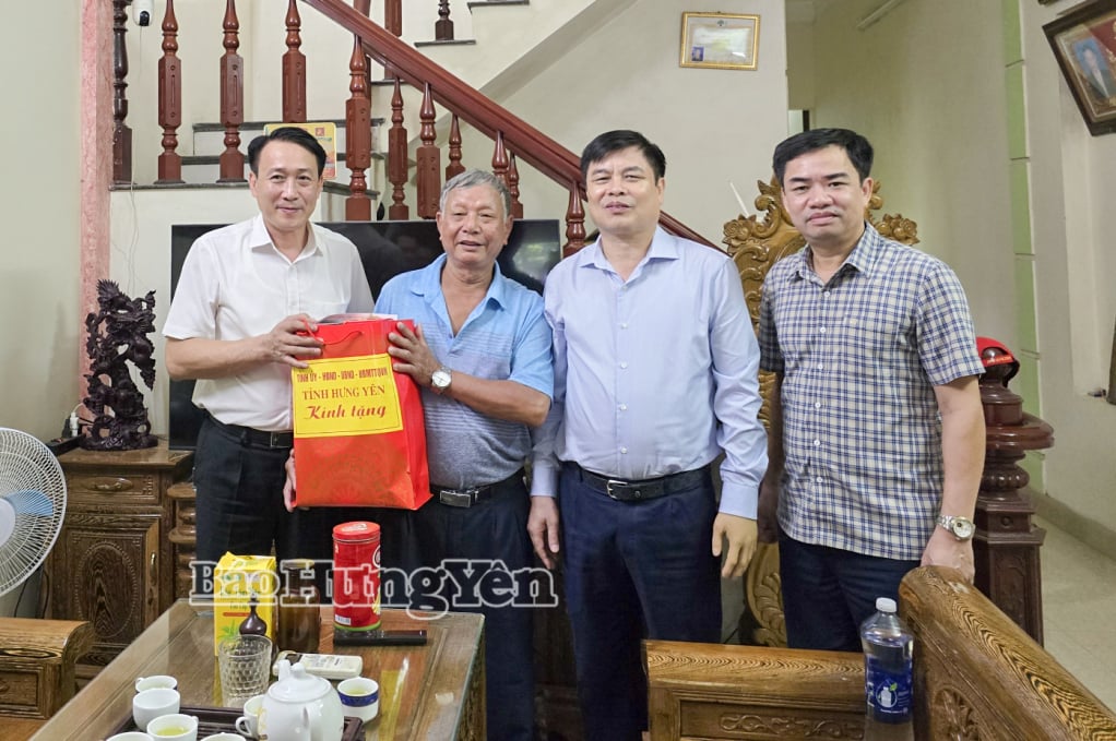 Đồng chí Trưởng ban Tổ chức Tỉnh ủy và đồng chí Phó Chủ tịch UBND tỉnh tặng quà thương binh ¾ Vũ Ngọc Đồng (xã Tiền Hải).
