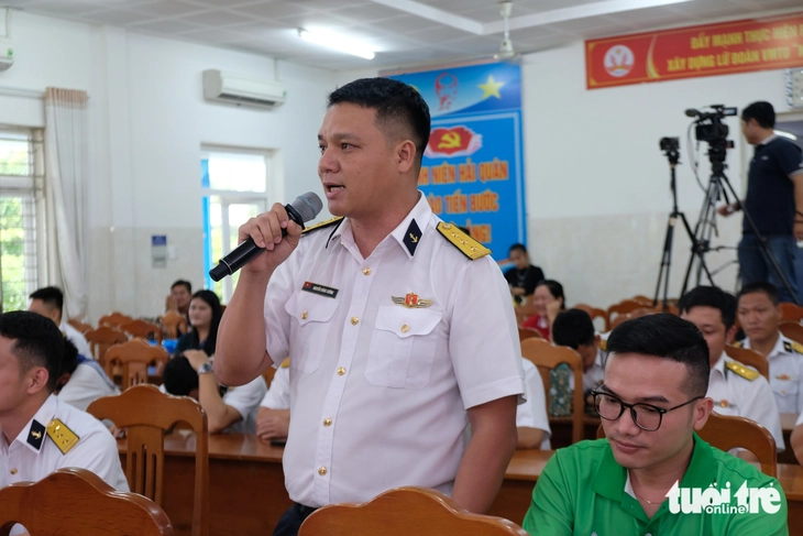 Chuông vàng vọng cổ đến với các chiến sĩ hải quân - Ảnh 3.