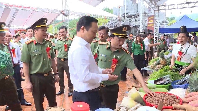 Genosse Tran Tien Dung, stellvertretender Sekretär des Parteikomitees der Provinz Dien Bien, und Delegierte besuchten die Stände der Bauern in der Gemeinde Muong Phang.