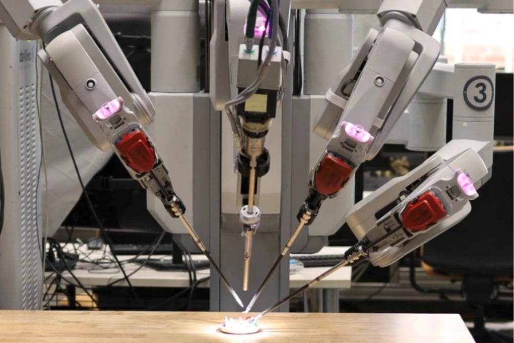 Robot đầu tiên phẫu thuật tự động không cần con người, độ chính xác 100% - 1