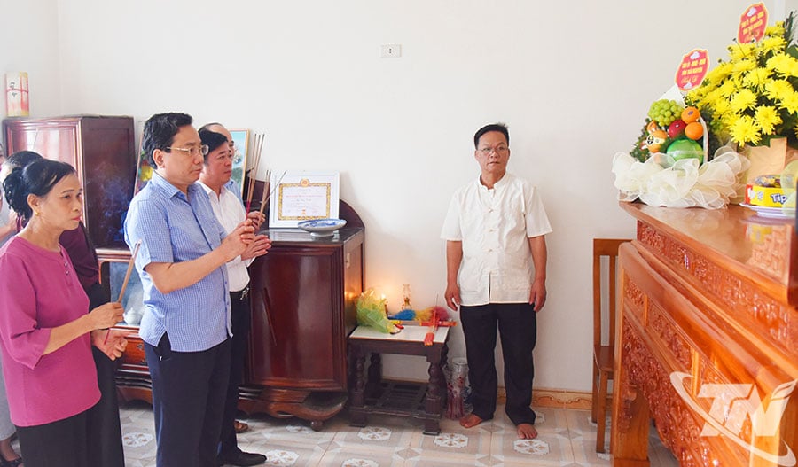 Đoàn công tác dâng hương, hoa tại bàn thờ gia đình Liệt sĩ Lý Văn Giáp.