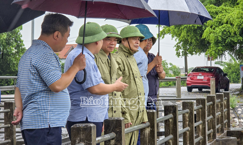 Các đồng chí lãnh đạo tỉnh đi kiểm tra, chỉ đạo công tác phòng, chống bão số 3