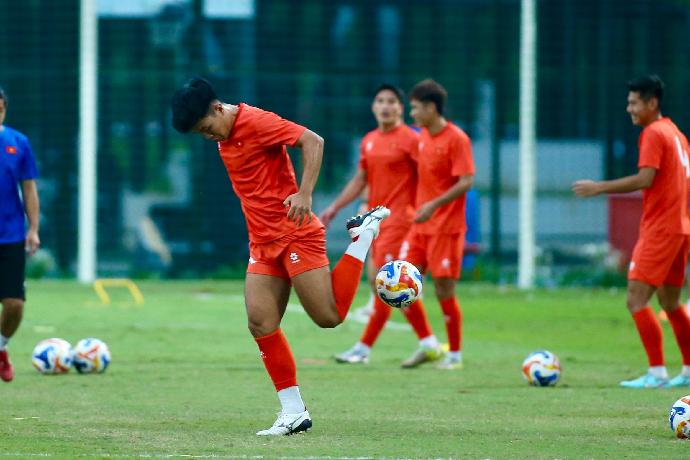 Trung vệ U.23 Việt Nam biểu diễn kỹ thuật như Neymar, Đình Bắc trở lại tươi rói- Ảnh 4.