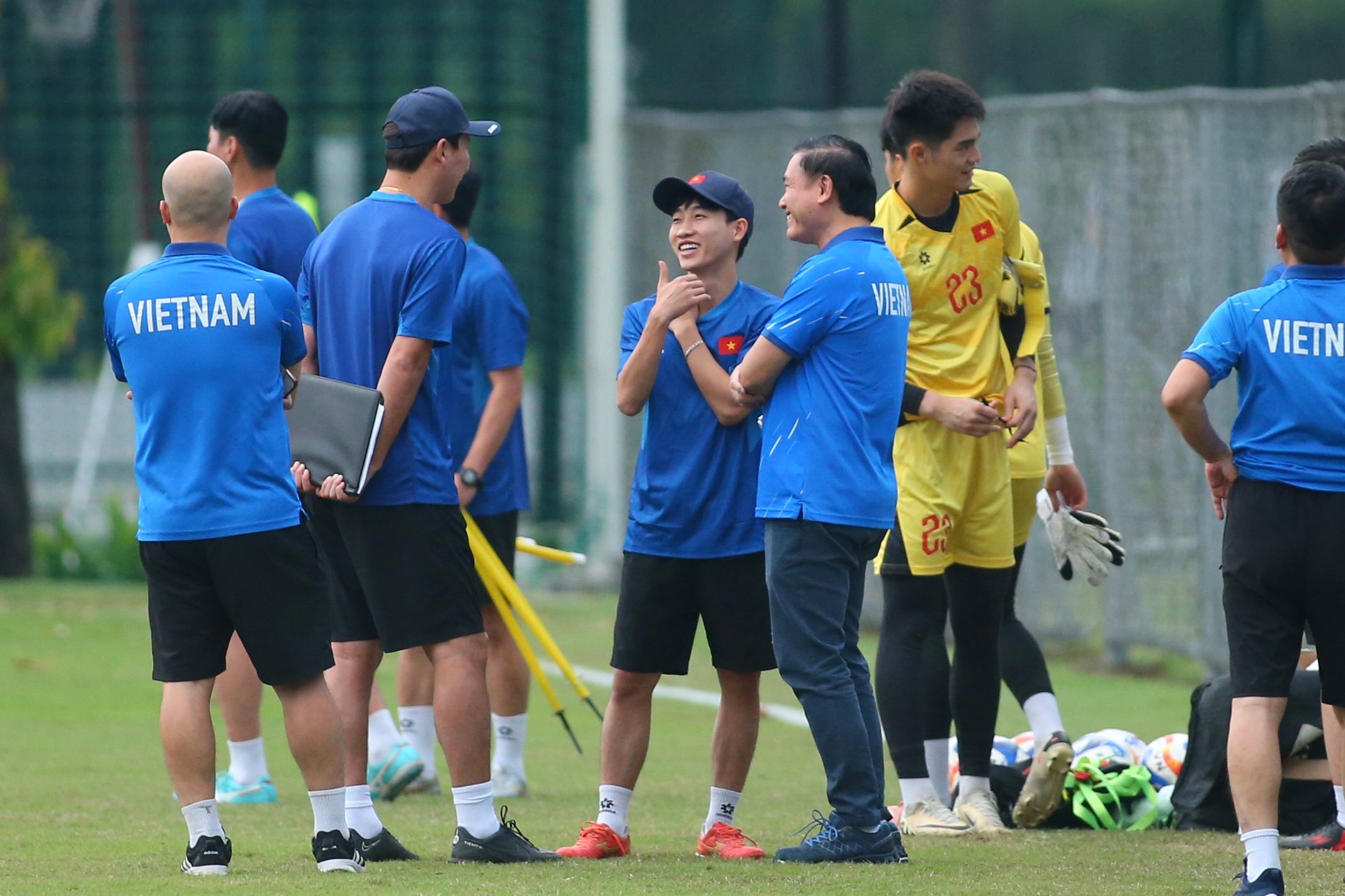 Trung vệ U.23 Việt Nam biểu diễn kỹ thuật như Neymar, Đình Bắc trở lại tươi rói- Ảnh 1.
