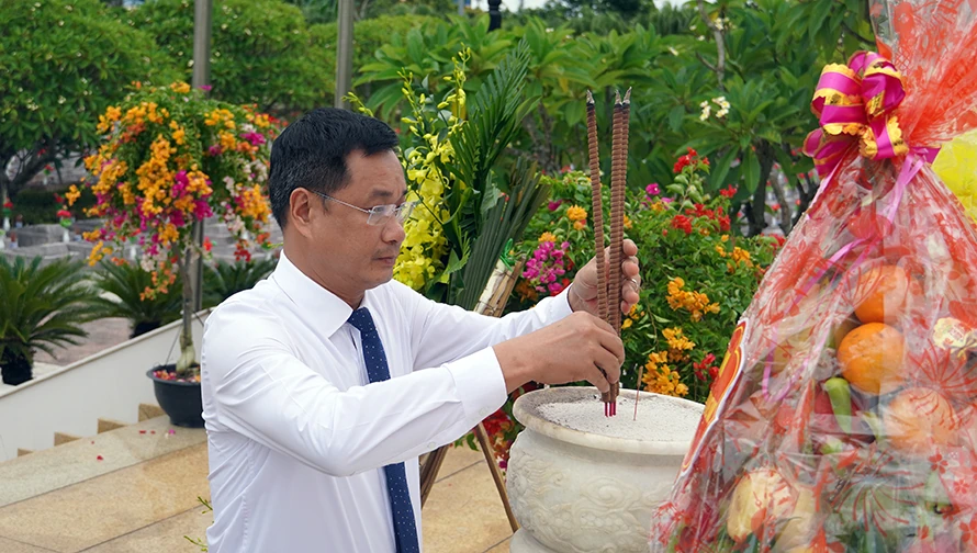 Lãnh đạo tỉnh dâng hương tưởng nhớ các anh hùng liệt sĩ