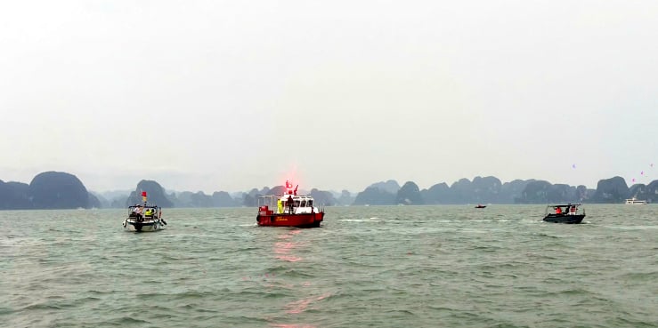 Thân nhân du khách chưa tìm thấy dầm mình trong đêm lạnh ngóng tin -0