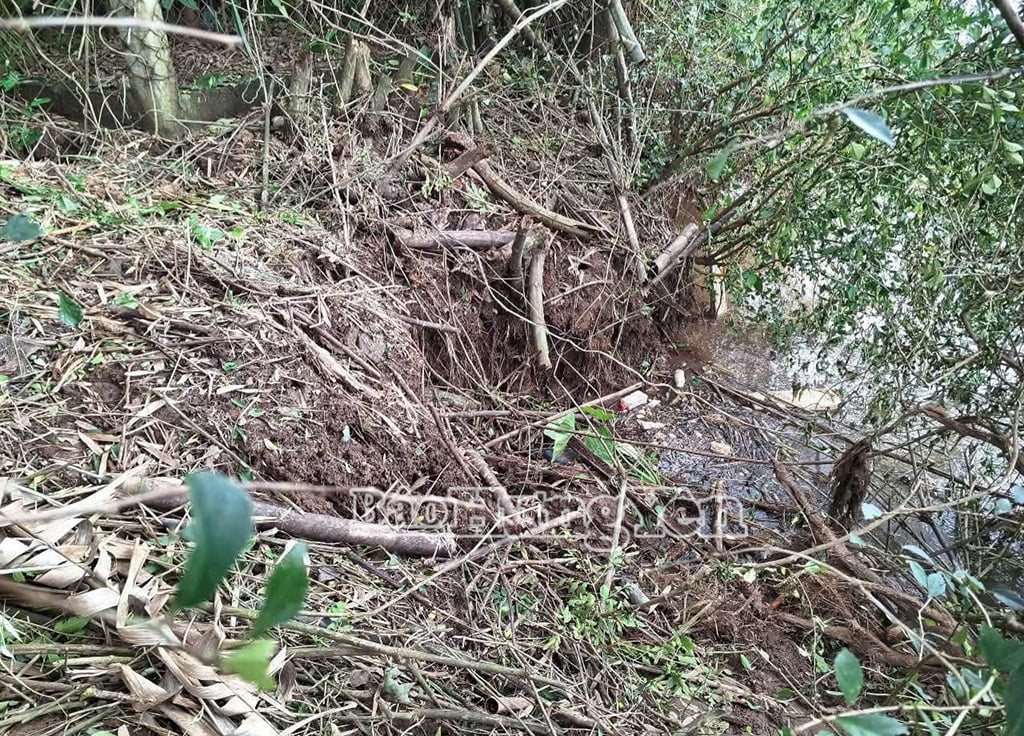 Đoạn kè bị sạt lở.
