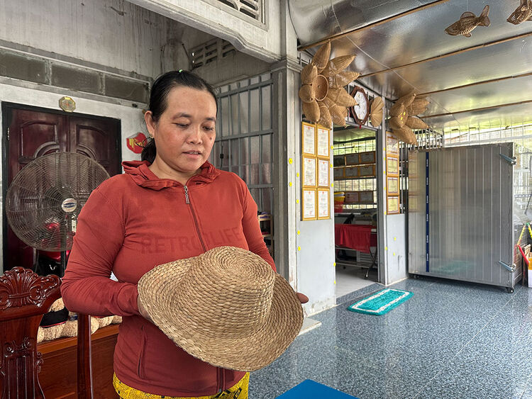 Độc đáo nón làm từ bồn bồn