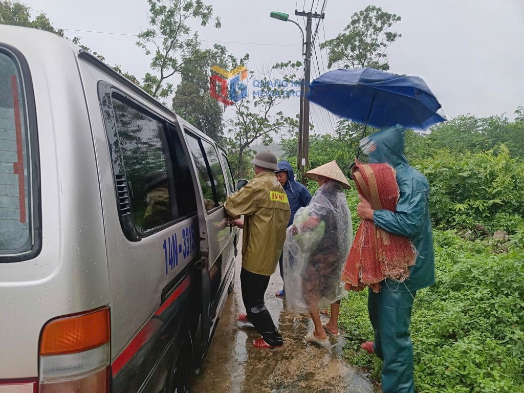 Xã đảo Vĩnh Thực hỗ trợ những hỗ dân có nhà yếu di chuyển đến nơi an toàn