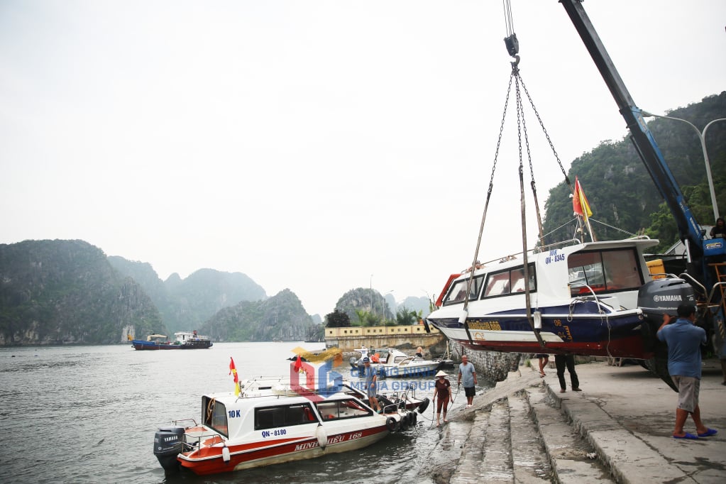 Lực lượng chức năng tuyên truyền cho người dân thực hiện đưa xuồng lên bờ để tránh ảnh hưởng của bão WIPHA.