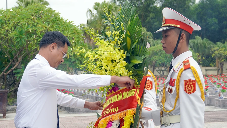 Lãnh đạo tỉnh dâng hương tưởng nhớ các anh hùng liệt sĩ