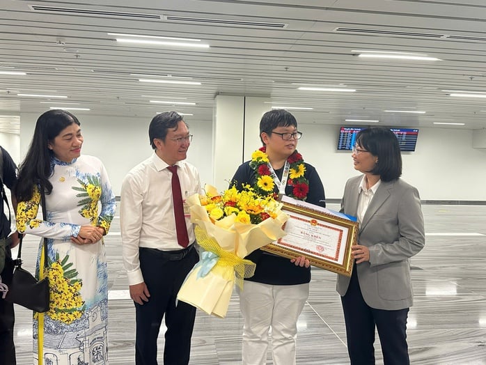 TP HCM thưởng nóng cho học sinh Trường THPT chuyên Lê Hồng Phong vừa đạt thành tích đặc biệt - Ảnh 2.