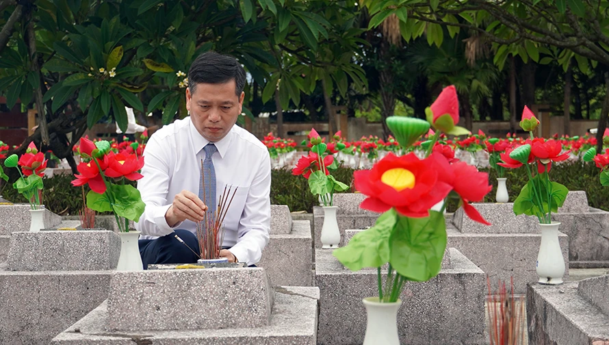 Lãnh đạo tỉnh dâng hương tưởng nhớ các anh hùng liệt sĩ