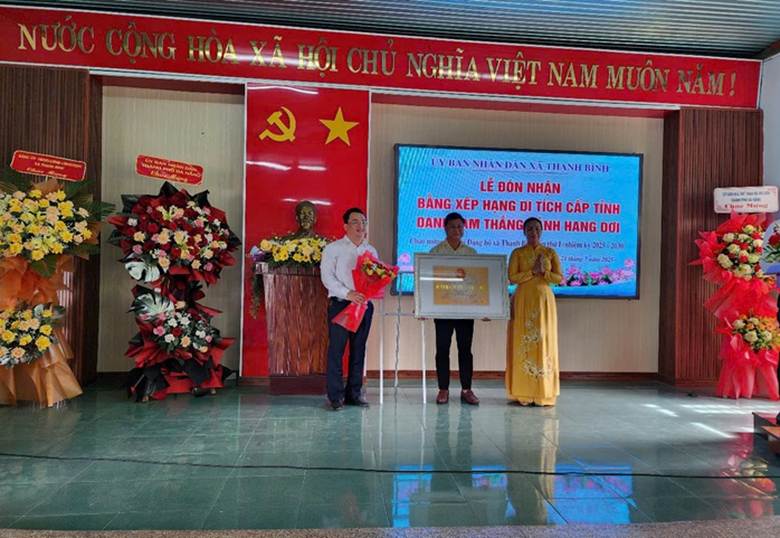 
Bà Nguyễn Thị Anh Thi, Phó chủ tịch UBND TP Đà Nẵng trao bằng xếp hạng di tích cấp tỉnh cho lãnh đạo xã Thạnh Bình