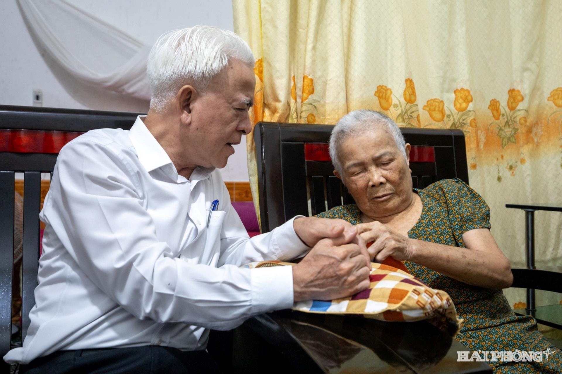 ប្រធានគណៈកម្មាធិការកិច្ចការផ្ទៃក្នុងនៃគណៈកម្មាធិការបក្សទីក្រុង លោក Nguyen Dinh Chuyen និងគណៈប្រតិភូបានអញ្ជើញទៅសួរសុខទុក្ខ និងជូនអំណោយដល់ក្រុមគ្រួសារសពលោក Nguyen Xuan Ngoan។