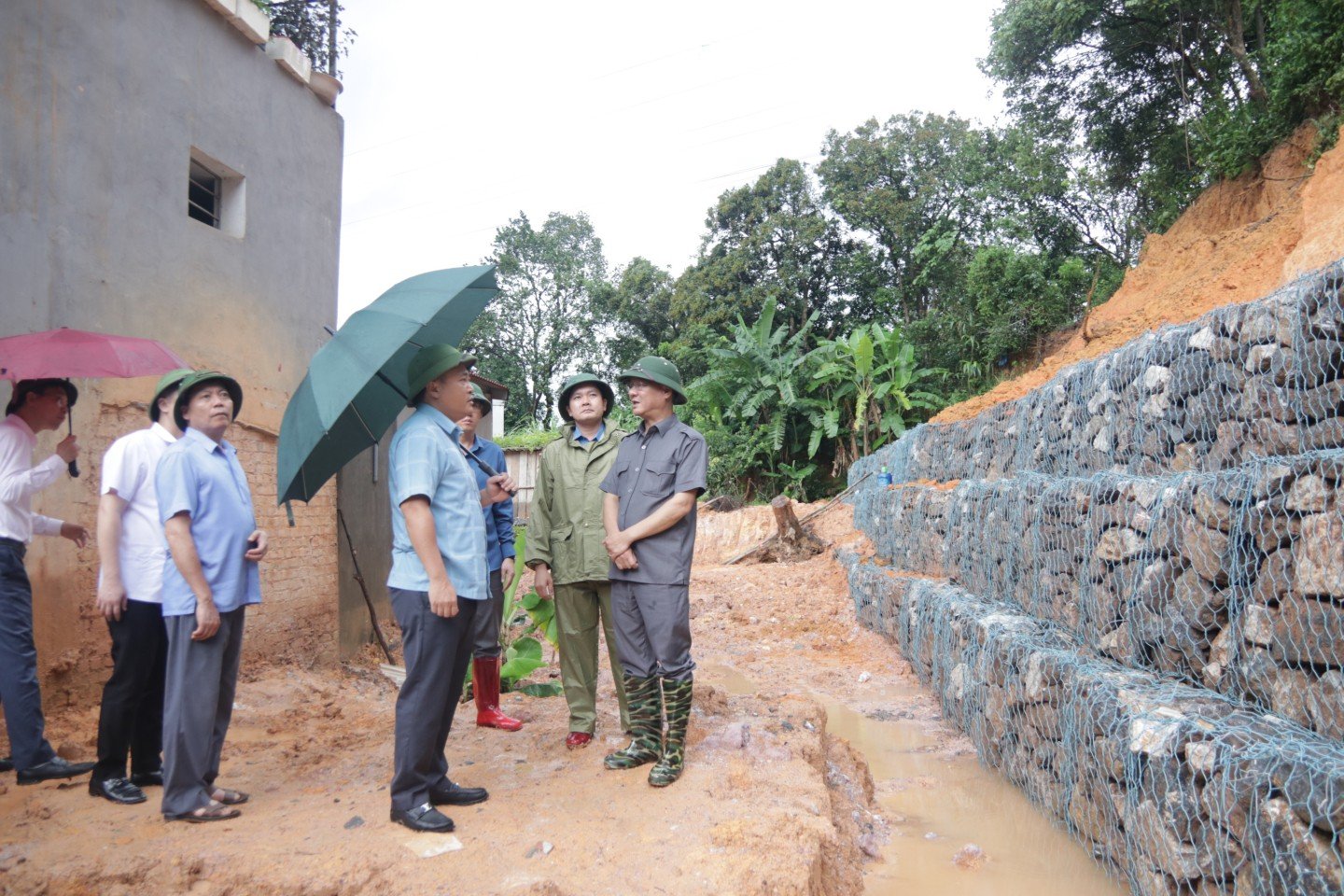Working group inspects anti-erosion embankment project at Cau Lam area, Loc Binh commune
