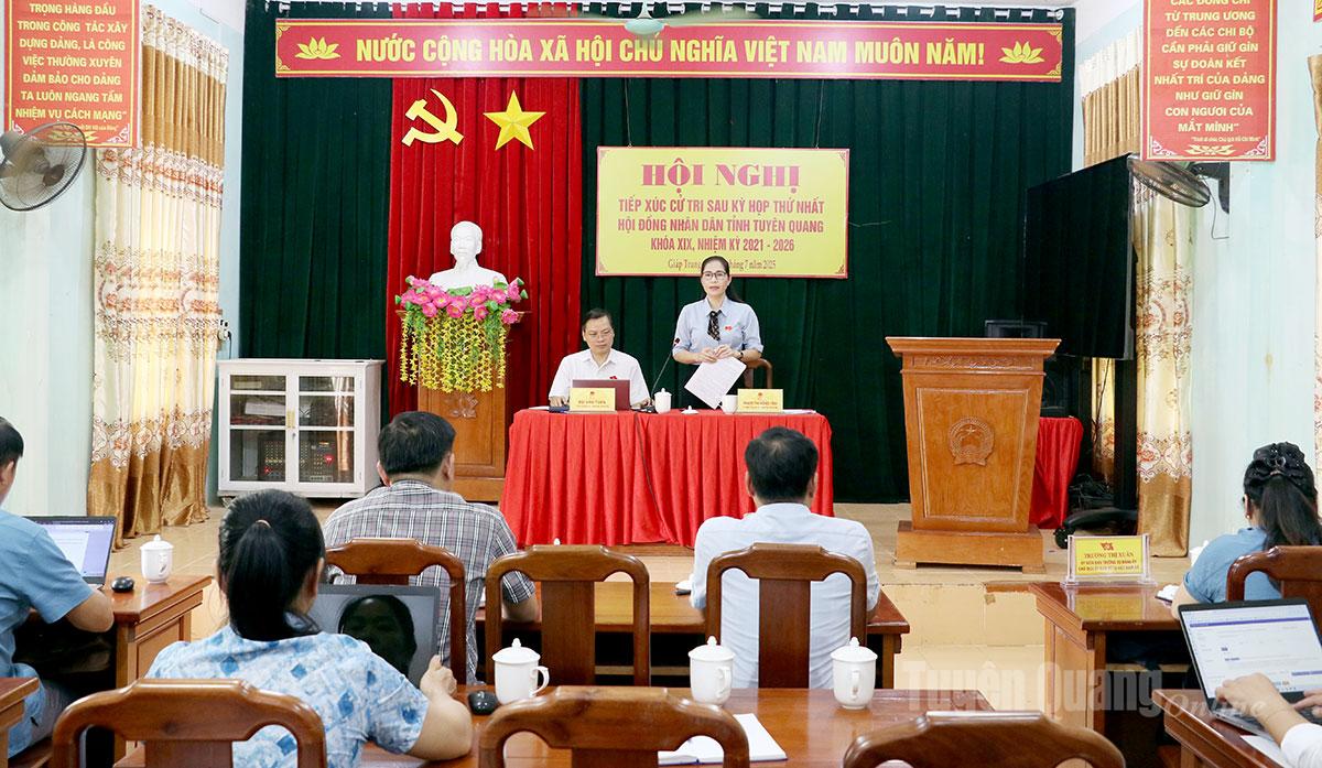 Delegation group No. 11 of the Provincial People's Council met with voters of Giap Trung commune.