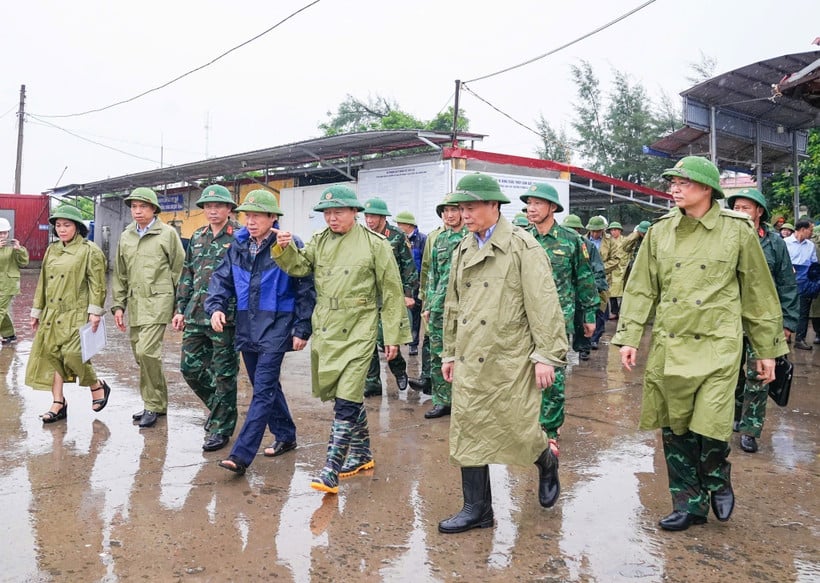 Phó Thủ tướng Chính phủ Trần Hồng Hà trực tiếp kiểm tra công tác phòng chống bão số 3 (Wipha) tại Hải Phòng. (Ảnh: Hoàng Ngọc/TTXVN