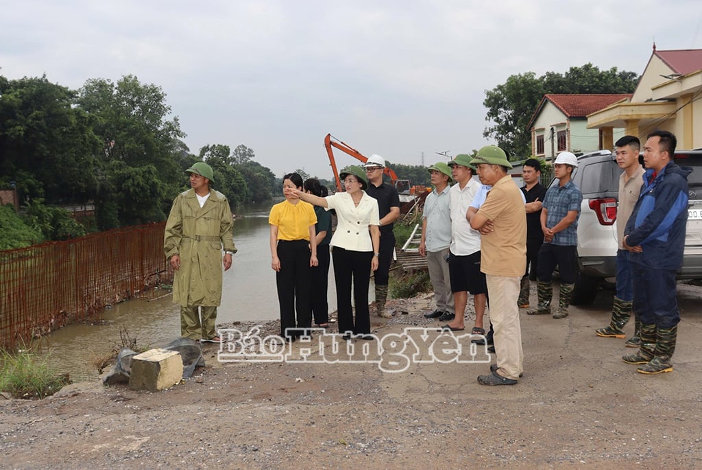 Đồng chí Trần Thị Thanh Thủy, Ủy viên Ban Thường vụ Tỉnh ủy, Bí thư Đảng ủy, Chủ tịch HĐND phường Mỹ Hào kiểm tra công tác phòng, chống bão số 3 tại khu vực Dự án xây dựng đường giao thông và kè sông Bần - Vũ Xá.