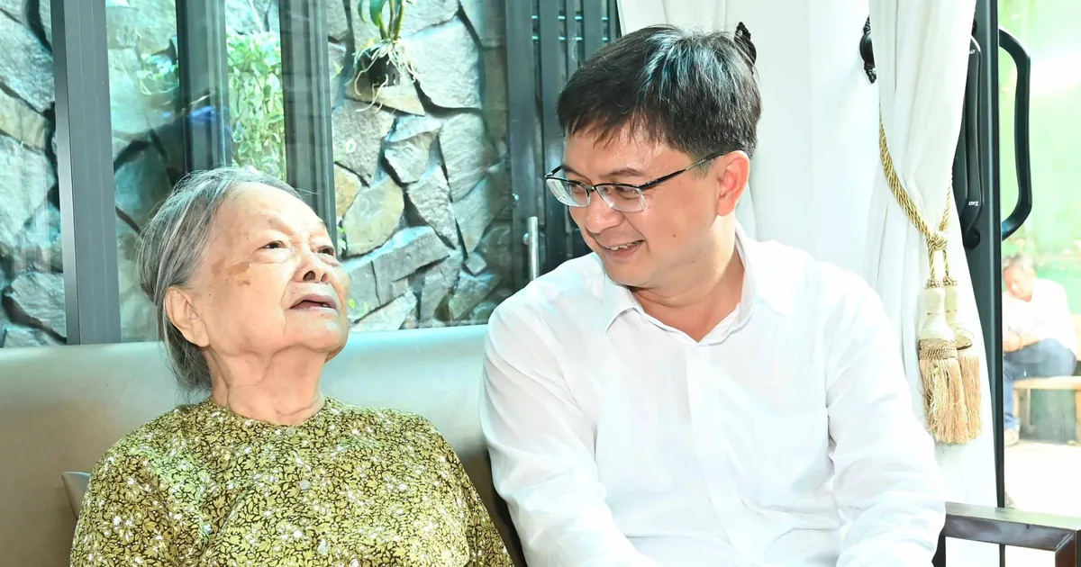 សមមិត្ត Nguyen Manh Cuong បានទៅសួរសុខទុក្ខ និងថ្លែងអំណរគុណចំពោះគ្រួសារគោលនយោបាយ។