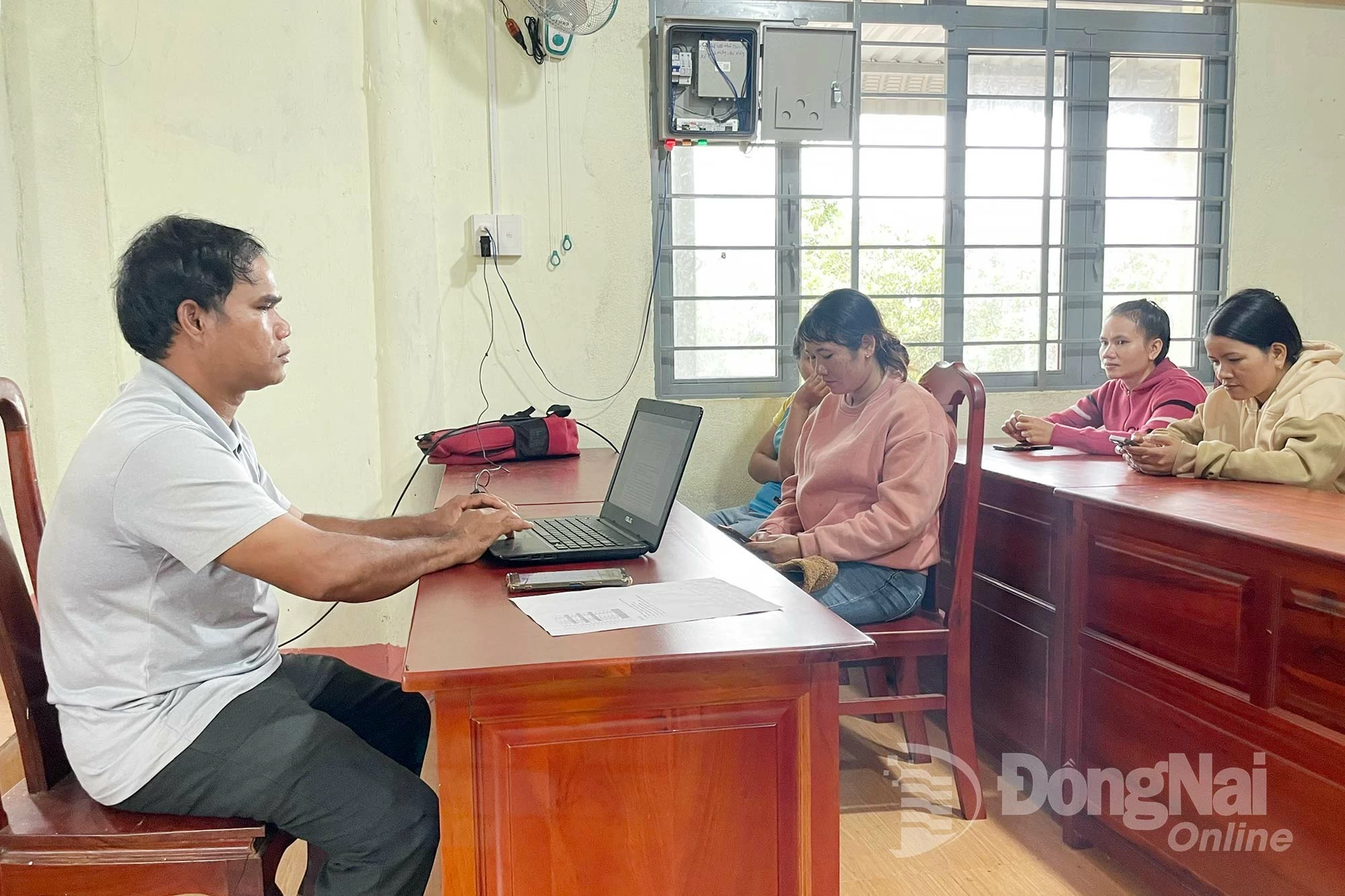 Ông Điểu Lích, Trưởng thôn 5, xã Bù Đăng, hướng dẫn người dân nộp thủ tục hành chính trực tuyến và trang bị kỹ năng tự bảo vệ mình trên không gian mạng.

