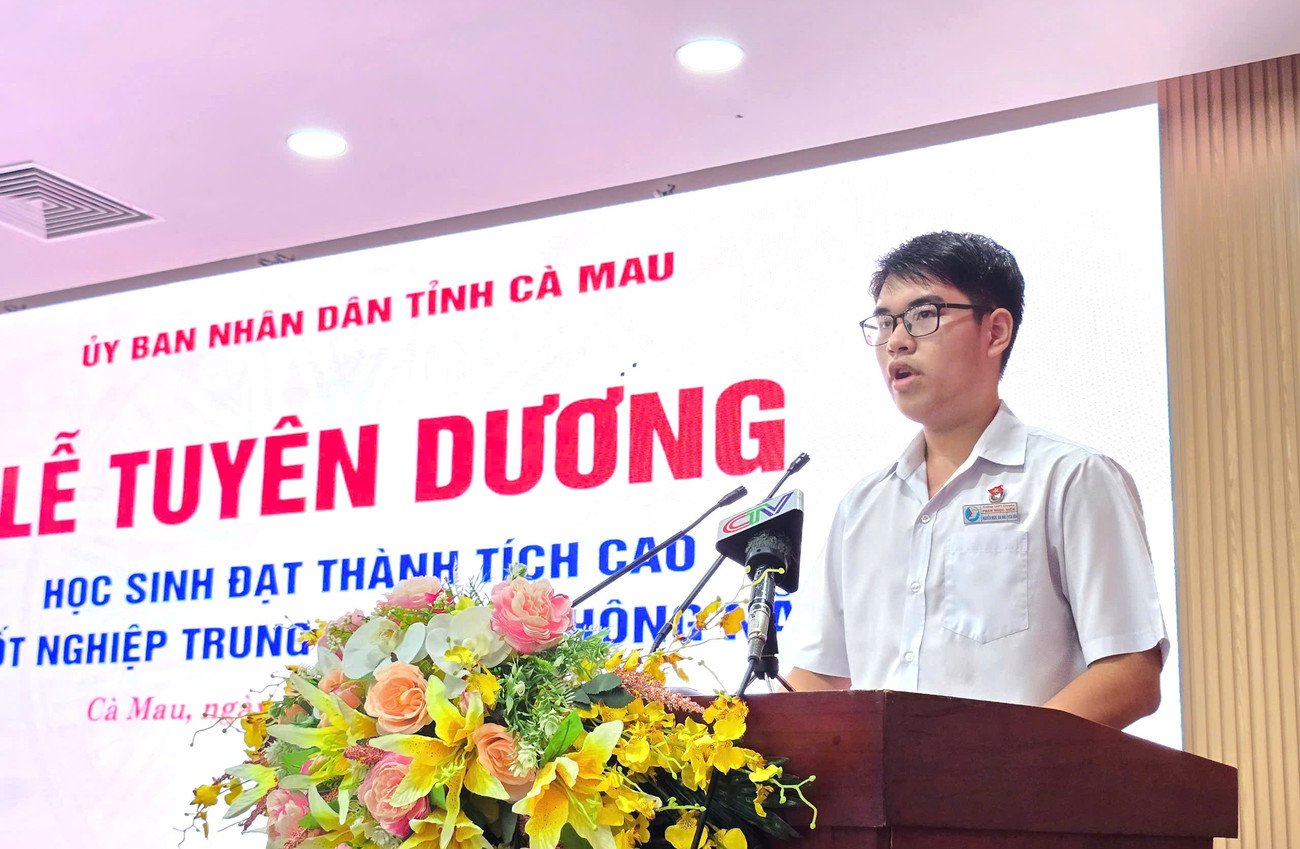 3-em-nguyen-ngoc-gia-bao-thu-khoa-cua-tinh-ca-mau-cu-phat-bieu-cam-nghi-tai-buoi-le.jpg