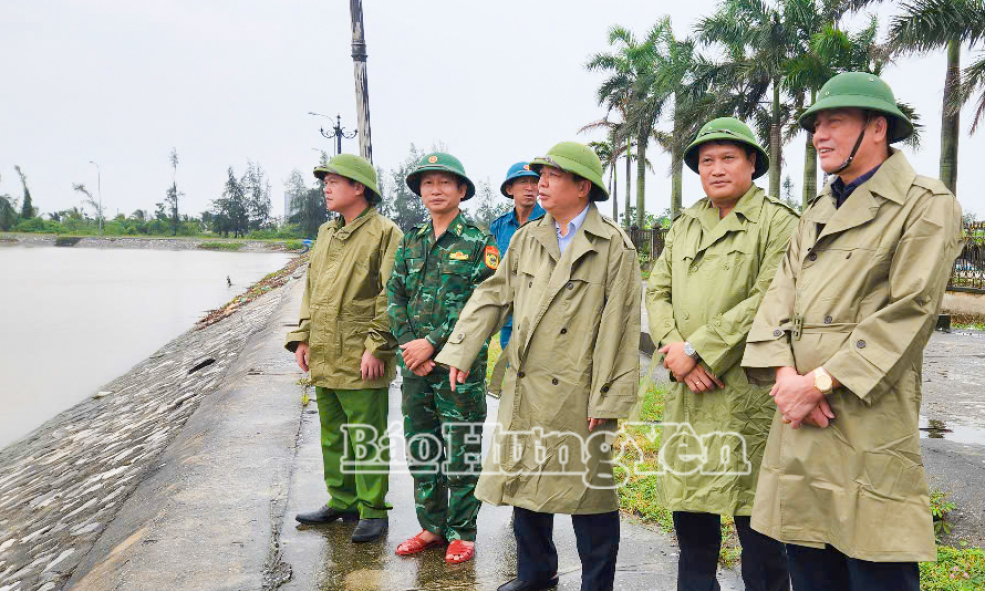 សមមិត្ត Nguyen Quang Hung អនុប្រធានអចិន្ត្រៃយ៍នៃគណៈកម្មាធិការប្រជាជនខេត្ត បានចុះត្រួតពិនិត្យការងារបង្ការ និងទប់ទល់នឹងព្យុះលេខ៣ នៅឃុំ Dong Thai Ninh និងសួនឧស្សាហកម្ម Lien Ha Thai។