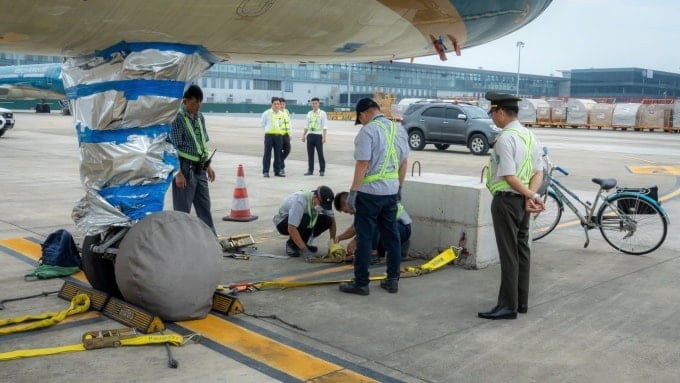 Flugzeuge am Flughafen Noi Bai werden am 21. Juli vor Stürmen geschützt. Foto: NIA