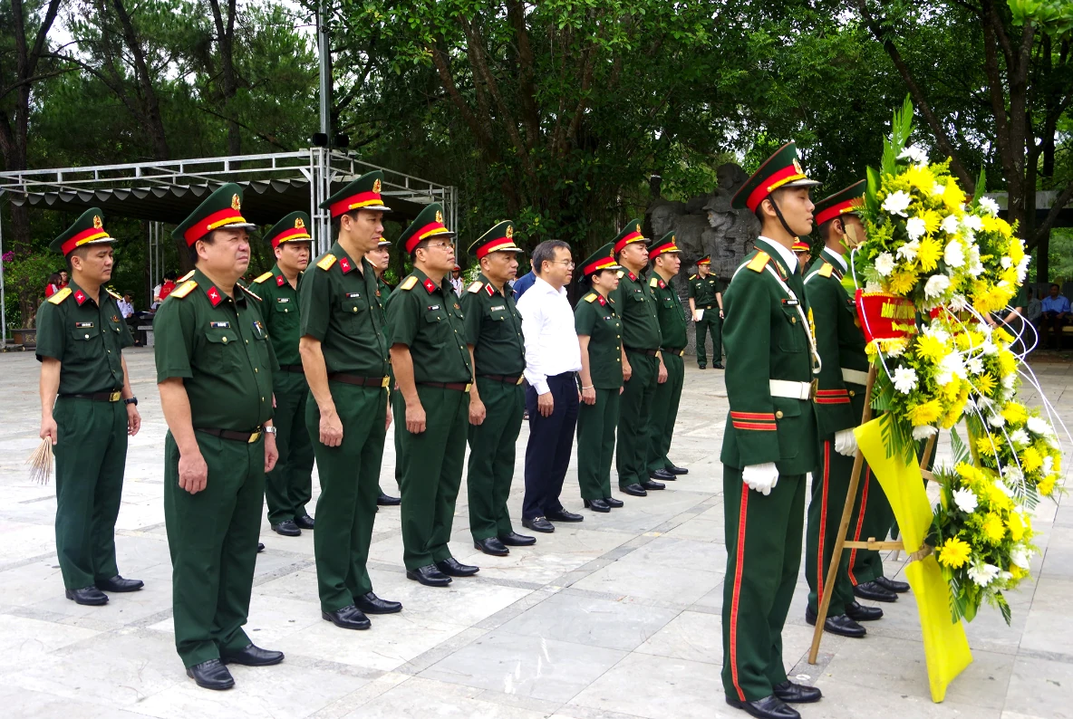 Thượng tướng Lê Quang Minh dâng hương, tri ân các anh hùng liệt sĩ tại tỉnh Quảng Trị