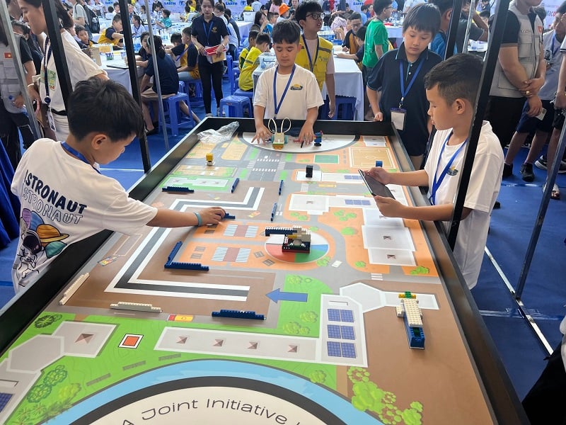 Các đội thi tranh tài tại cuộc thi Robotacon Gia Lai 2025.
